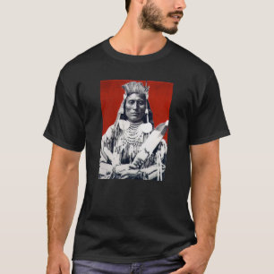 Crow de médecine avec T-shirt rouge