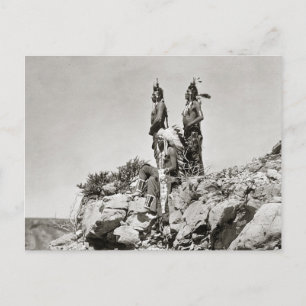 Crow-Indianer auf einer Klippe, 1905 Postkarte