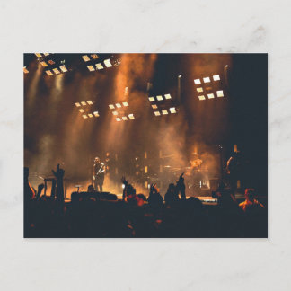 Crowd genießt Musikkonzert Postkarte