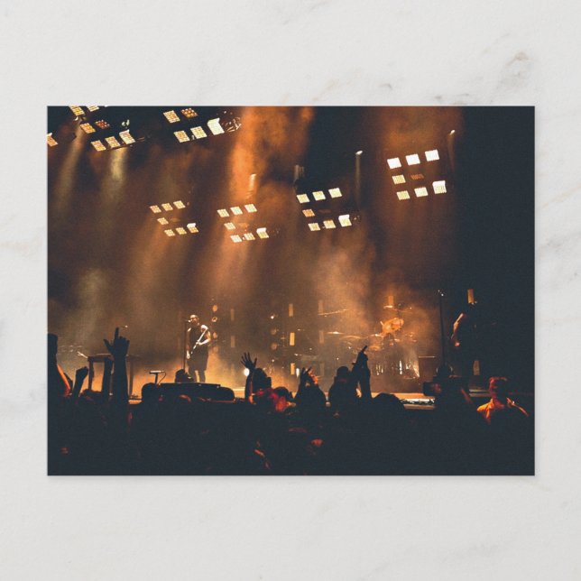 Crowd genießt Musikkonzert Postkarte (Vorderseite)