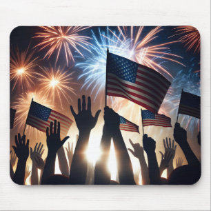 Crowd Holding American Fahnen Wachsen von Feuerwer Mousepad