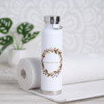 Crowned by Nature – Elegant Blush & Gold Floral Wa Trinkflasche<br><div class="desc">Stay hydrated like the queen of the trail. This elegant water bottle features a circular crown of gold leaves, blush blooms, and delicate twigs, framing a soft mountain silhouette. The phrase “Crowned by Nature” speaks to wild-hearted women who carry grace and power wherever they go. Perfect for stylish adventurers, hikers,...</div>