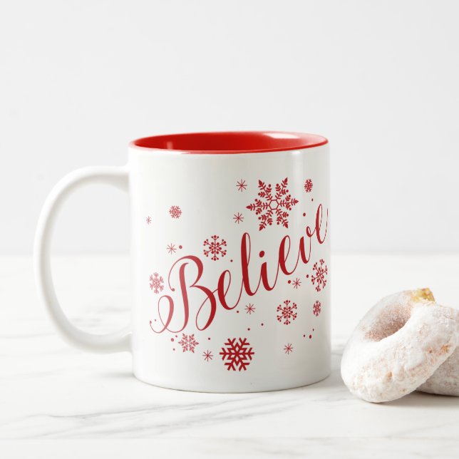 "Croyez" la tasse graphique de vacances de flocon (Avec donut)