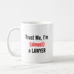 Croyez-moi, je suis presque un avocat café Mugs