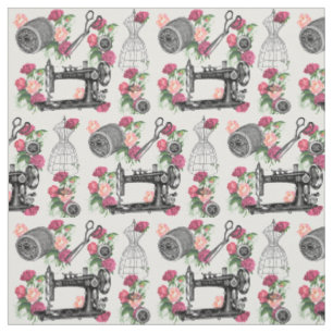 Cru cousant le tissu rose de roses