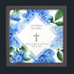 Crucifix Blue Dahlia Kiste<br><div class="desc">Dieses personalisierte traditionelle Buntglasbild Sacrament of Confirmation bewahrt den Schmuckkasten Blue Dahlia's mit einem Gold Crucifix - Alle Texte und Schriftart sind anpassbar. Es wäre ein perfekter Sake, alle kleinen Geschenke und Erinnerungen dieses besonderen Anlasses zu speichern.</div>