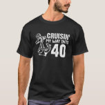 Cruisin' My Way In 40 Funny 40th Birthday Anchor T-Shirt<br><div class="desc">Geburtstagsgeschenkideen für Jungen und Mädchen im Alter von 40 Retro Vintag Classic Old School 40. Phantastisches Geschenk für Jungen oder Mädchen Diese Kreuzfahrt in meine 40 lustige 40. Geburtstag Anchor Vintage Sache ist von 40. Geburtstag Outfit lustigen 40-Jubiläum Shirts entworfen.</div>