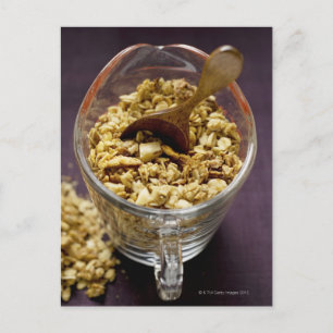 Crunchy Müsli mit Holzlöffel in einer Maßeinheit Postkarte