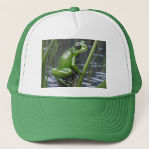 "Crystal Clarity: Green Glass Frog on River Reeds" Truckerkappe