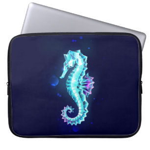 Crystal Ice Seepferd auf blauem Hintergrund Laptopschutzhülle