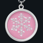Crystal Snowflake Necklace Versilberte Kette<br><div class="desc">Zarte Kristalle und glänzende Perlen schmücken die Foto-Illustration auf dieser Halskette. Es ist ein schönes Memento für jedes Mädchen in der Hochzeitsfeier.</div>