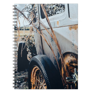 Cuaderno con fotografía de auto antiguo abandonado notizblock