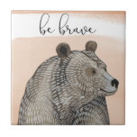 Cuddlies Bear | Seid tapfer Fliese<br><div class="desc">Dieser Aquarelldruck weist einen lächelnden Bären mit einem niedlichen Satz auf | Nach Grace Popp</div>