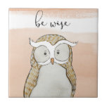 Cuddlies Owl | Sei weise Fliese<br><div class="desc">Dieser Aquarelldruck weist eine Eule mit einem niedlichen Satz auf  | Nach Grace Popp</div>