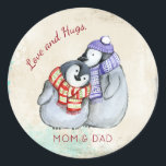 Cuddlong Pinguine Christmas Custom Runder Aufkleber<br><div class="desc">Ein Weihnachtsaufkleber mit einer anmutigenden Abbildung eines Pinguin-Paares,  das sich zusammenkuschelt. Winterschals und Hüte tragen. Set auf einem cremefarbenen Vintagen Hintergrund mit türkisfarbenen Akzenten an den Kanten. Personalisieren Sie,  wie Sie möchten.</div>