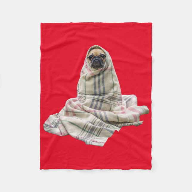 Cuddly Mops in einer umfassenden Fleecedecke (Vorderseite)