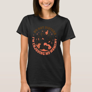 Cue Katze Tier beim Yoga machen T-Shirt