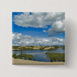 Cumulus-Wolken schwimmen über Seen, Nordwesten Button
