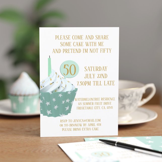 Cupcake 50e anniversaire de fête Invitation (Add your age and party details to this cute cupcake birthday invitation)