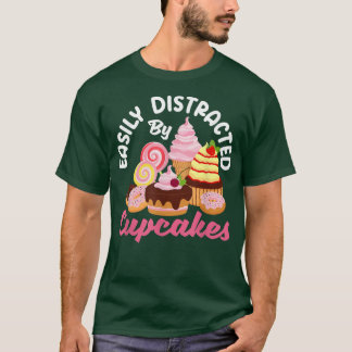 Cupcake Backen leicht von Cupcakes Bake abgelenkt T-Shirt