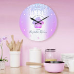 Cupcake Bäckerei Konditorei Koch Lila Glitzer Trop Große Wanduhr<br><div class="desc">Mit dieser eleganten, eleganten, einfachen und modernen individuelle Name-Wanduhr erwecken Sie einen stilvollen Eindruck. Ein funkelnd, lila, rosa, blauer Kuchen, handgeschriebene Schrift-Typografie und Glitzer-Tropfen überlagern ein Imitat aus metallischem Champagner lila blauen Ober-Hintergrund. Personalisieren Sie Ihre Daten mit Ihrem vollständigen Namen, Ihrer Firma oder anderen Informationen. Ihre Wahl einer rund oder...</div>