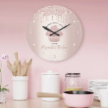Cupcake Bäckerei Konditorei Koch Rose Gold Glitzer Große Wanduhr<br><div class="desc">Mit dieser eleganten, eleganten, einfachen und modernen individuelle Name-Wanduhr erwecken Sie einen stilvollen Eindruck. Ein funkelnd, Rose goldener Kuchen, handgeschriebene Schrift Typografie und Glitzer Tropfen überlagern ein Imitat metallische Rose Gold ombre Hintergrund. Personalisieren Sie Ihre Daten mit Ihrem vollständigen Namen, Ihrer Firma oder anderen Informationen. Ihre Wahl einer rund oder...</div>