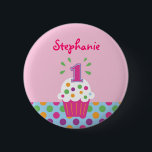 Cupcake First Birthday Button<br><div class="desc">Niedliche und farbenfrohe Taste perfekt für die Geburtstagsparty eines Mädchens. Enthält einen Kuchen mit der Nummer 1 oben. Das süße Design ist perfekt für das kleine Mädchen,  das an ihrem Party anziehen kann. Passen Sie es mit dem Namen Ihres Kindes an.</div>