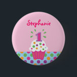 Cupcake First Birthday Button<br><div class="desc">Niedliche und farbenfrohe Taste perfekt für die Geburtstagsparty eines Mädchens. Enthält einen Kuchen mit der Nummer 1 oben. Das süße Design ist perfekt für das kleine Mädchen, das an ihrem Party anziehen kann. Passen Sie es mit dem Namen Ihres Kindes an.</div>