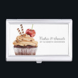Cupcake Konditorei Koch Bäckerei Business Card Visitenkarten Dose<br><div class="desc">Ein niedlicher Schokoladenkuchen mit einer Kirsche auf der Oberseite schmückt dieses Geschirr mit Visitenkarte. Personalisieren Sie es mit Ihrem Namen und Geschäftsinformationen. Entworfen für Sie von BlackBerry Boulevard.</div>