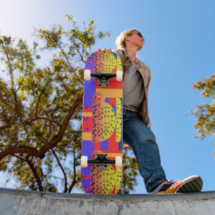 Cups + Skateboard in Primärfarben