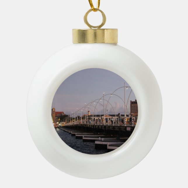 Curaçao Queen Emma Pontoon Bridge at Dusk Keramik Kugel-Ornament (Vorderseite)