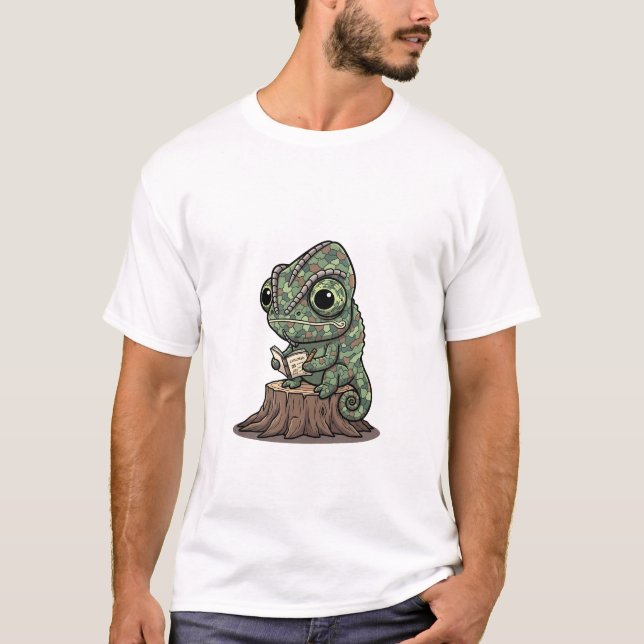 Curious Green Chameleon Reading Explorer's Journal T-Shirt (Vorderseite)