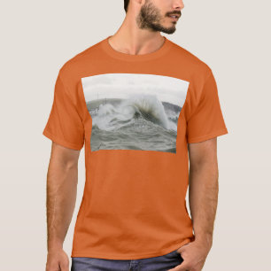 Curling Wave Spray im Hafen von Newhaven T-Shirt