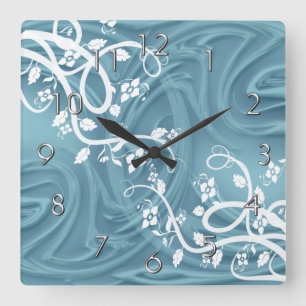 Curls über Blau mit Filigree Floral sie schüttelte Quadratische Wanduhr