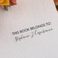 CURSIVE ELEGANT DIESES BUCH GEHÖRT, UM IHREN NAMEN PERMASTEMPEL