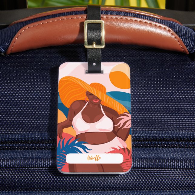 Curvy Black Woman, Beach Vacation Ready Gepäckanhänger (Vorderseite Insitu 2)