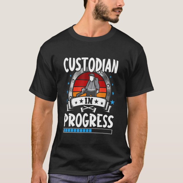 Custodian In Progress Trainee Student T-Shirt (Vorderseite)