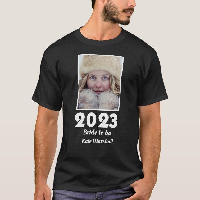 Custom 2023 Bride to be Foto T-Shirt (Vorderseite)