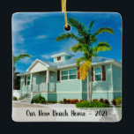 Custom 2 Side New Beach Zuhause Foto mit Jahr Keramikornament<br><div class="desc">Dieses individuelle 2-seitige neue Strand-Zuhause Weihnachtsschmuck bietet ein Foto Ihrer neuen Zuhause und das Jahr auf der Vorderseite und ein weiteres Foto auf der Rückseite. Dies macht ein Hauswärmespiele für die neue Zuhause oder nur einen besonderen Sake für Sie,  um Ihren Reiseziel-Umzug zu gedenken!</div>