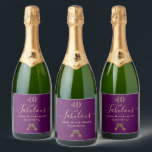 Custom 40 fabelhafte Geburtstagsparty lila Goldgla<br><div class="desc">Einfaches und elegantes 40. Geburtstagsweinlabel. Ein lila feminininer Hintergrund mit zwei glänzenden Weingläsern, flötet als Dekoration. Mit dem Text: 40 und fabelhaft. Personalisieren und fügen Sie einen Namen und ein Datum hinzu. Geburtsdatum oder Geburtsdatum des Party. Goldene Buchstaben. Das Wort Fabulous wird mit einem modernen handgeschriebenen Stilskript mit Swashes geschrieben....</div>