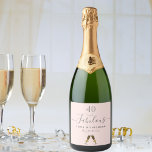 Custom 40 fabelhafte Geburtstagsparty Rose Gold pi<br><div class="desc">Einfaches und elegantes 40. Geburtstagsweinlabel. Eine feminine Rose Gold, rot-rosa Hintergrund mit zwei glänzenden Weingläsern, flötet als Dekoration. Mit dem Text: 40 und fabelhaft. Personalisieren und fügen Sie einen Namen und ein Datum hinzu. Geburtsdatum oder Geburtsdatum des Party. Grauer Text. Das Wort Fabulous wird mit einem modernen handgeschriebenen Stilskript mit...</div>