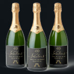 Custom 40 fabelhafte Geburtstagsparty schwarze gol<br><div class="desc">Einfaches und elegantes 40. Geburtstagsweinlabel. Ein klassischer schwarzer Hintergrund mit zwei glänzenden Weingläsern, flötet als Dekoration. Mit dem Text: 40 und fabelhaft. Personalisieren und fügen Sie einen Namen und ein Datum hinzu. Geburtsdatum oder Geburtsdatum des Party. Goldene Buchstaben. Das Wort Fabulous wird mit einem modernen handgeschriebenen Stilskript mit Swashes geschrieben....</div>