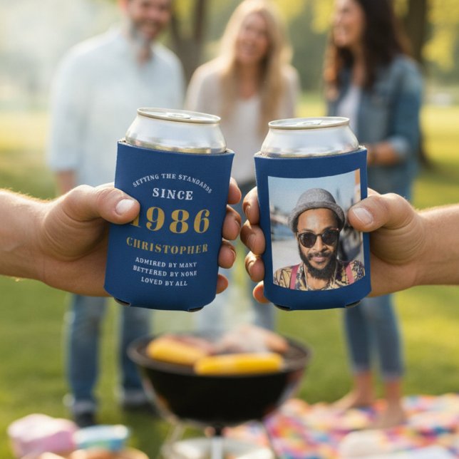 Custom 40. Geburtstag Blue Gold mit Foto Dosenkühler (40th birthday can coolers front and rear shots. Blurred background.)
