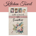 Custom 4 Foto Enkelkinder Blumenrosa Geschirrtuch<br><div class="desc">Lassen Sie Ihre Küche mit diesem hübschen Blumenhandtuch aus Zazzle rundum verwöhnen! Mit vier Foto-Spielautomaten, um Ihre Lieblings-Enkel-Momente zu präsentieren, ist es eine herzliche Ergänzung zu jeder Zuhause. Das fröhliche Design wird durch den Satz "Das Leben ist besser mit den Großkindern" in elegantem schwarzem Text betont. Dieses Handtuch eignet sich...</div>