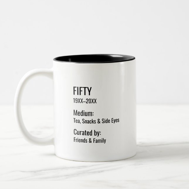 Custom 50th Birthday Fun Museum Label Inside Joke Zweifarbige Tasse (Links)