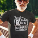 Custom Age Birthday King Personalisierten Jahre T-Shirt<br><div class="desc">Sie können den Stil dieses Shirts ändern, indem Sie Mehr > unter der Option Stil auswählen. Es kann personalisiert sein, in dem Bereich bereitstellen oder anpassen, indem Sie den Klick, um weitere Option anpassen und den Namen, Initialen oder Wörter ändern. Sie können auch die Textfarbe und den Textstil ändern oder...</div>