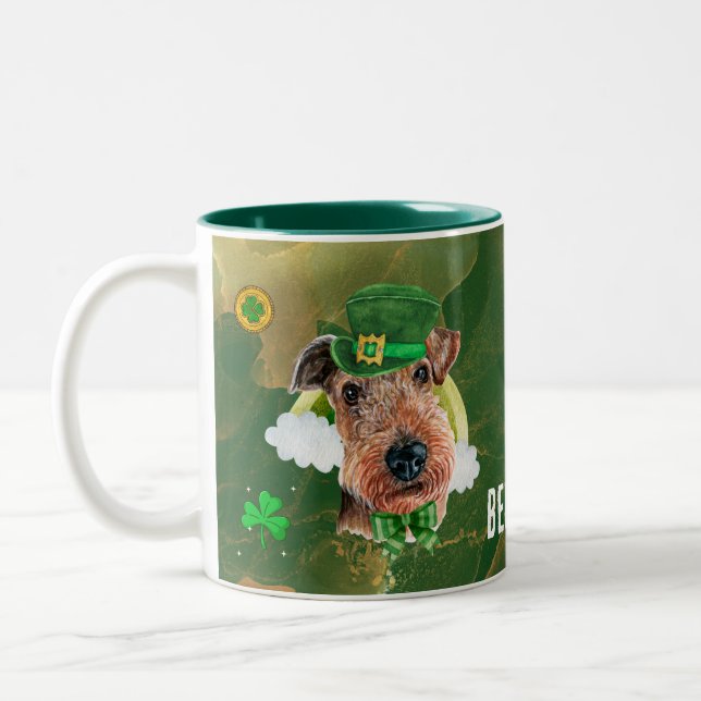 Custom Airedale Terrier Gold St Patricks Day Zweifarbige Tasse (Links)