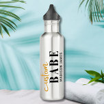 Custom Babe Funny Sprichwort Personalisierter Name Edelstahlflasche<br><div class="desc">Custom Babe Funny Sprichwort Personalisiert Name Water Bottle bietet ein einfaches Design mit dem Text "custom babe" in modernen schwarz-gold kalligraphischen Skript Typografie und personalisiert mit Ihrem Namen. Ideal für ein lustiges Geschenk für Mama,  beste Freunde,  Freundin,  zum Geburtstag,  Weihnachten,  Feiertage,  Muttertag und mehr. Von Evco Studio entworfen www.zazzle.com/store/evcostudio</div>