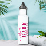 Custom Babe Funny Sprichwort Personalisierter Name Edelstahlflasche<br><div class="desc">Custom Babe Funny Sprichwort Personalisiert Name Water Bottle bietet ein einfaches Design mit dem Text "custom babe" in modernen hellrosa Kalligraphie Skript Typografie und personalisiert mit Ihrem Namen. Ideal für ein lustiges Geschenk für Mama,  beste Freunde,  Freundin,  zum Geburtstag,  Weihnachten,  Feiertage,  Muttertag und mehr. Von Evco Studio entworfen www.zazzle.com/store/evcostudio</div>