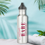 Custom Babe Funny Sprichwort Personalisierter Name Edelstahlflasche<br><div class="desc">Custom Babe Funny Sprichwort Personalisiert Name Water Bottle bietet ein einfaches Design mit dem Text "custom babe" in modernen rosa Kalligraphie Skript Typografie und personalisiert mit Ihrem Namen. Ideal für ein lustiges Geschenk für Mama,  beste Freunde,  Freundin,  zum Geburtstag,  Weihnachten,  Feiertage,  Muttertag und mehr. Von Evco Studio entworfen www.zazzle.com/store/evcostudio</div>